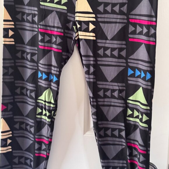 Lularoe Black Geometric Print Leggings TC Tall and Curvy New in Package - Picture 3 of 10